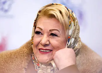 فیلم آوازخوانی لادن ژاوه وند جمیله خانم با آهنگ آغاسی در پشت صحنه سریال صفا با خانواده  / همه بازیگران و منوچهر هادی دورش جمع اند