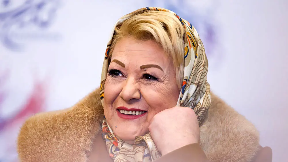 فیلم آوازخوانی لادن ژاوه وند جمیله خانم با آهنگ آغاسی در پشت صحنه سریال صفا با خانواده / همه بازیگران و منوچهر هادی دورش جمع اند