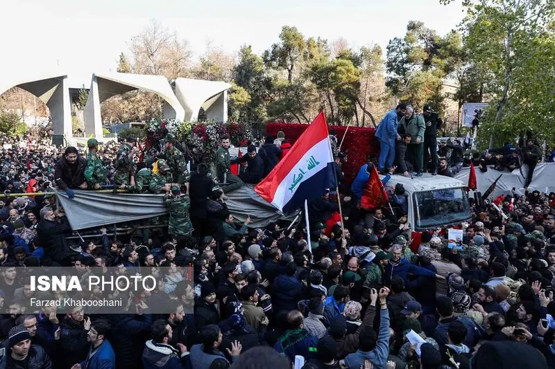 پیکر شهدا با شعارهای حیدر حیدر مردم انقلابی در حال تشییع به سمت میدان انقلاب است.