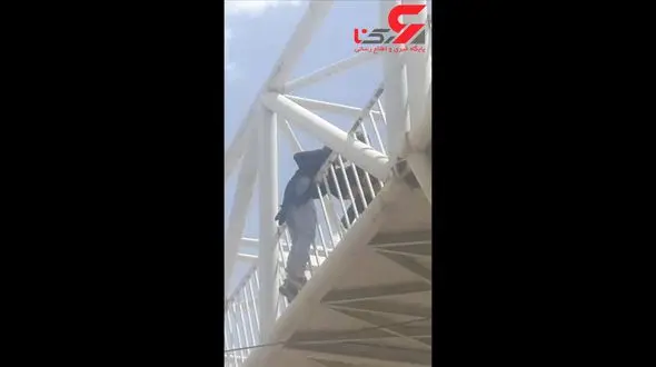 فیلم لحظه خودکشی دخترجوان از پل عابر / در رباط کریم رخ داد