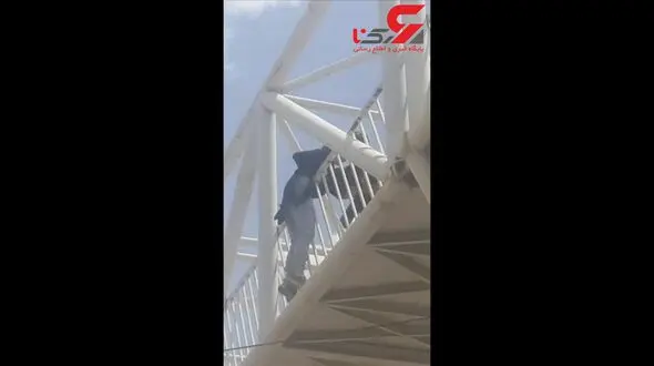 فیلم لحظه خودکشی دخترجوان از پل عابر / در رباط کریم رخ داد