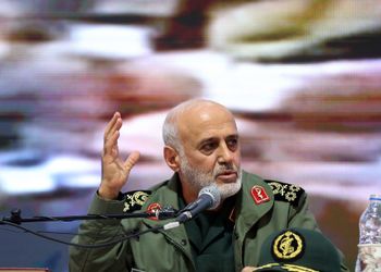 عکس؛ سفر در زمان؛ «سرلشکر رشید در کنار حسن باقری» در جبهه؛ دهه 60