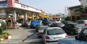 صف‌های چندین ماهه و چندین کیلومتری بنزین در بندرعباس؛ مردم میان گرما و انتظار گرفتارند/ کارشناس انرژی: مسئله بندرعباس کمبود بنزین نیست/ راه‌حل، ساماندهی همزمان عرضه، صف و قاچاق است  + فیلم