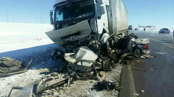 5 سرنشین پژو زیر کامیون له شدند+ عکس حادثه