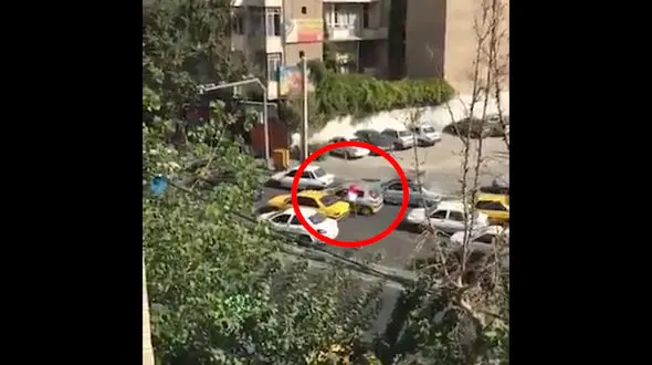 هشدار / فیلم لحظه حمله باورنکردنی و عجیب دزد به راننده 206 در ترافیک 