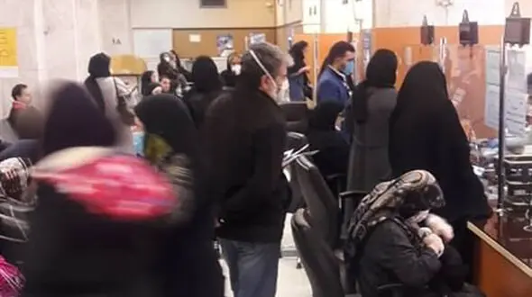 واکنش نماینده قم به ازدحام جمعیت در بانک‌ها: یا بانک ها را تعطیل کنید یا شعب را افزایش دهید