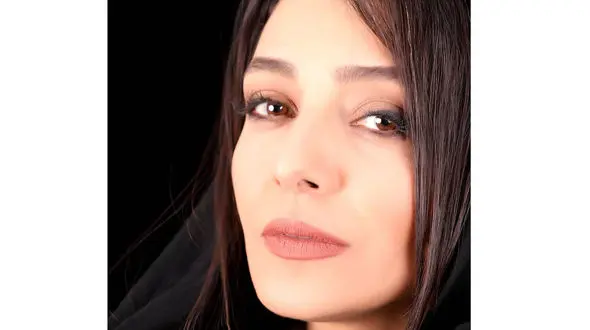 رونمایی ساره بیات از انگشتر میلیاردی اش ! / به خواهر لاکچری اش پز داد !