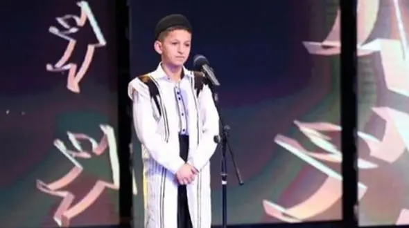 فیلم آواز باشکوه آرمان امیدی خوش صداترین شرکت کننده عصرجدید پس از کما ! / چقدر بخاطر خواهرش غمگینه !