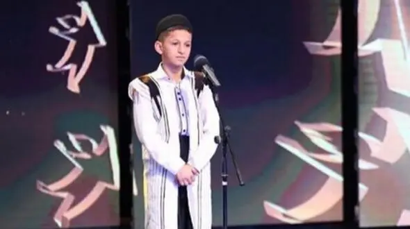 فیلم آواز باشکوه آرمان امیدی خوش صداترین شرکت کننده عصرجدید پس از کما ! / چقدر بخاطر خواهرش غمگینه !