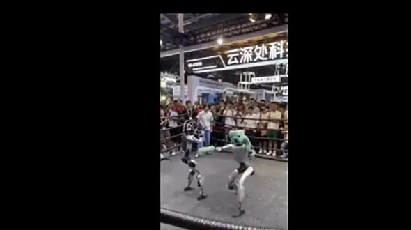 تماشا کنید؛ مسابقه هیجان‌ انگیز بوکس ربات‌ ها در چین / فیلم