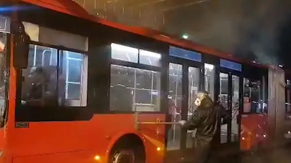 آماده سازی تهران برای مقابله با کرونا / اتوبوس های تهران ساعاتی پیش ضد عفونی شدند + فیلم