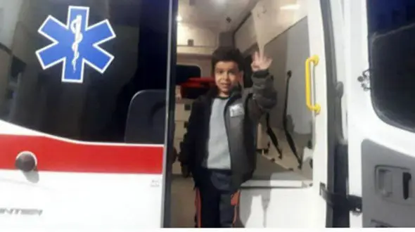 پسر 5 ساله با بوسیدن جان پدرش را نجات داد / پسر ناجی شد