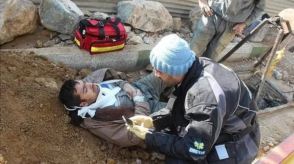 سقوط سنگ روی کارگر  داخل چاه در خیابان ولیعصر تهران + عکس 