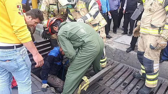 عملیات ویژه برای بیرون کشیدن مرد تهرانی از کانال فاضلاب + عکس ها