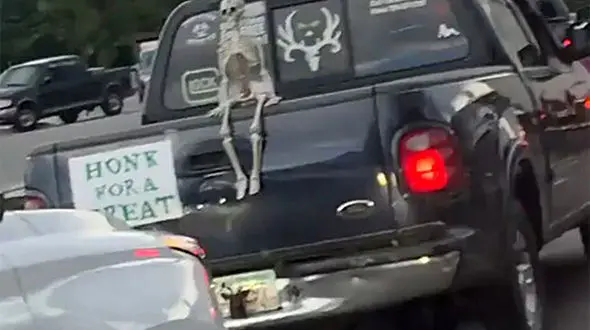 فیلم سوار شدن اسکلت پشت وانت؛ / نوشته جالب راننده پشت ماشین را ببینید