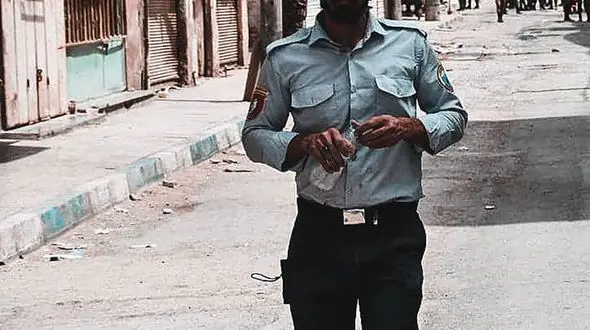 گریه های آتش نشانی که جنازه دوستانش را از آوار متروپل بیرون کشید + عکس