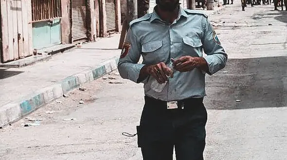 گریه های آتش نشانی که جنازه دوستانش را از آوار متروپل بیرون کشید + عکس