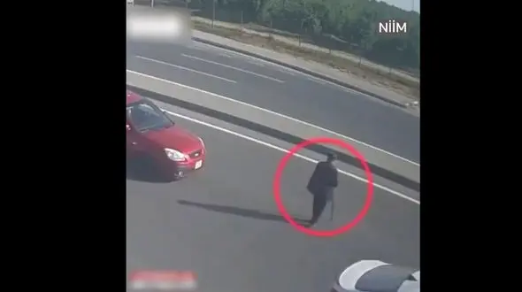 تصادف شدید 2 خودرو به دلیل توقف برای عبور یک پیرمرد از خیابان