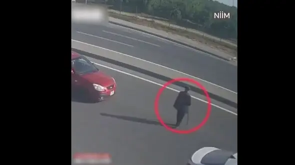تصادف شدید 2 خودرو به دلیل توقف برای عبور یک پیرمرد از خیابان