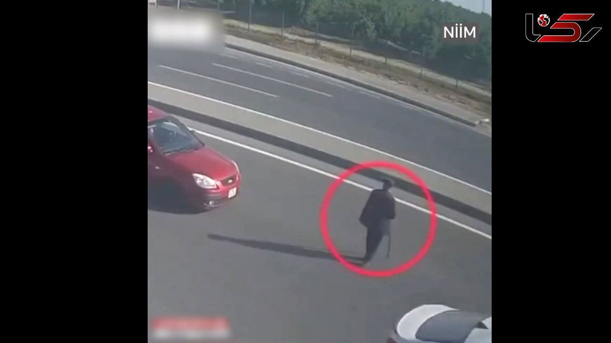 تصادف شدید 2 خودرو به دلیل توقف برای عبور یک پیرمرد از خیابان