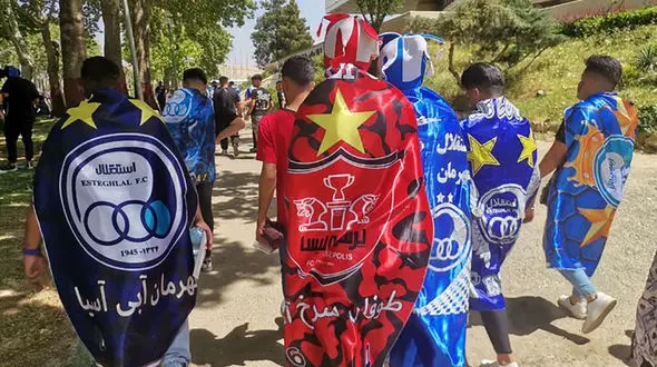 درگیری هواداران استقلال و پرسپولیس و پرتاپ اشیا/ ورود پلیس به ماجرا + فیلم