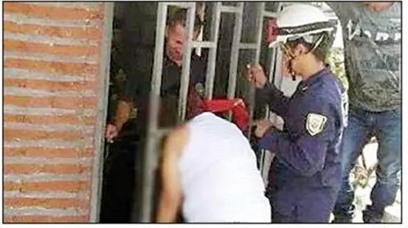 ⁠ عاقبت دردناک سرک‌کشیدن به خانه همسایه+ عکس