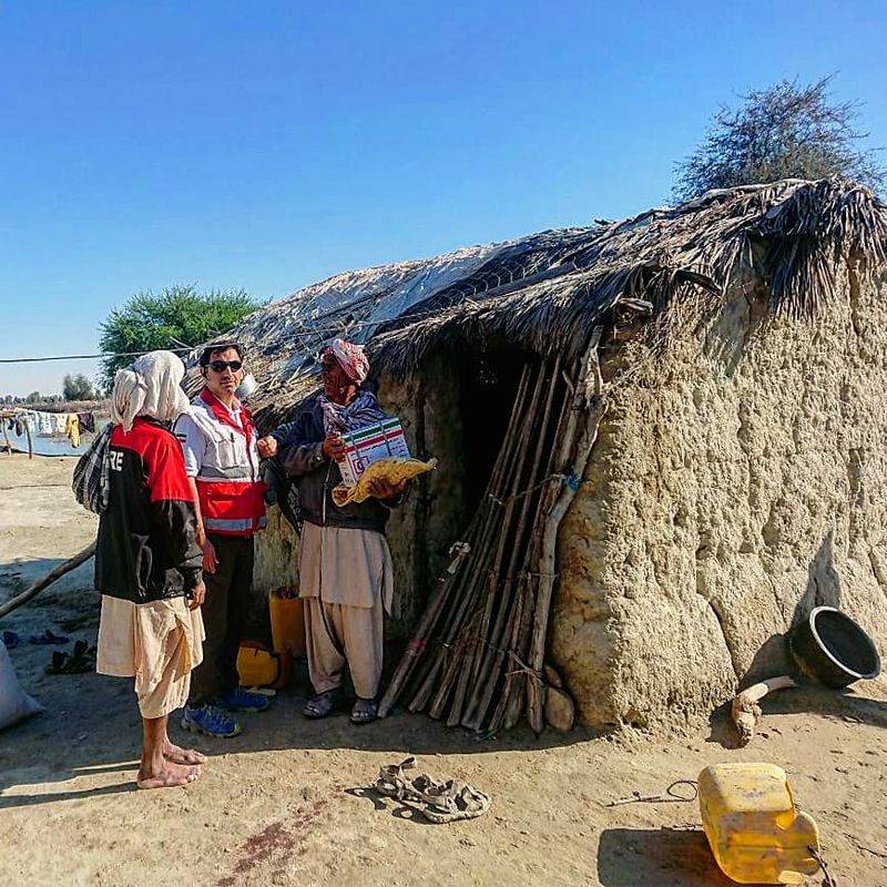 کمک رسانی نیروهای هلال احمر به سیل زدگان سیستان و بلوچستان