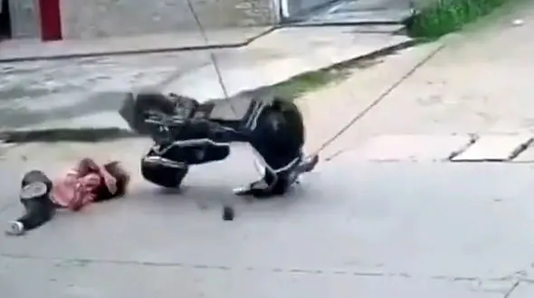 عزرائیل به  دختر موتور سوار رحم کرد + فیلم