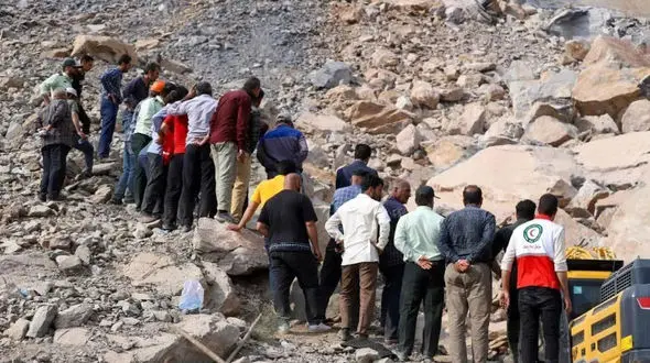 تلاش برای پیدا کردن اجساد 2 کارگر معدن شازند / زنده زنده زیر آوار معدن دفن شدند