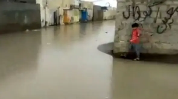 خیابان های کنارک غرق در سیل / توفان شاهین در حال حرکت به سمت سواحل جنوب و جنوب شرقی ایران + فیلم