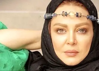 فیلم /  نگاهی به استایل دراماتیک و مونوکروم بهاره رهنما که چشمگیر و پرطرفدار شد؛ ترکیب دامن چرم براق؛ کت مشکی نواردوزی شده و کلاهی که محشر بود!