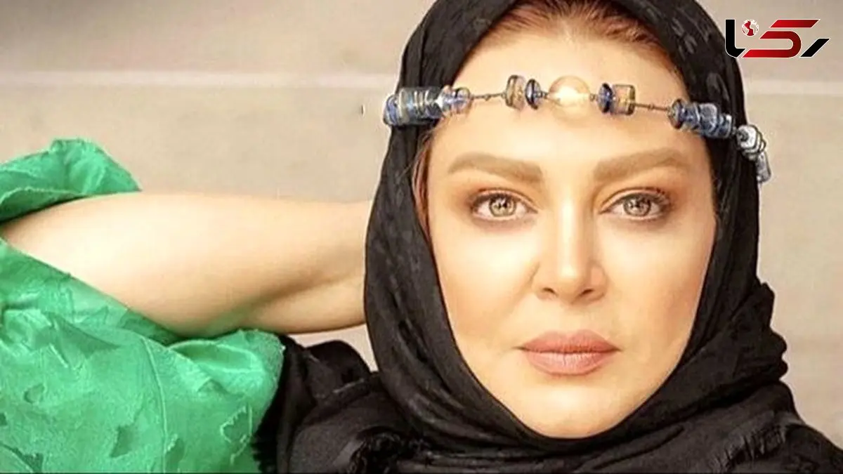 فیلم /  نگاهی به استایل دراماتیک و مونوکروم بهاره رهنما که چشمگیر و پرطرفدار شد؛ ترکیب دامن چرم براق؛ کت مشکی نواردوزی شده و کلاهی که محشر بود!