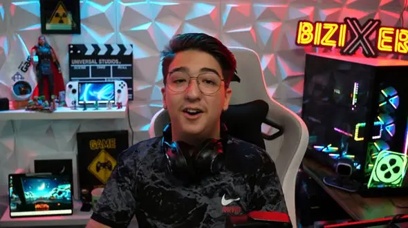 این جوان ۳۰ساله ماهیانه ۳۰۰ میلیون از بازی آنلاین درآمد دارد+ عکس