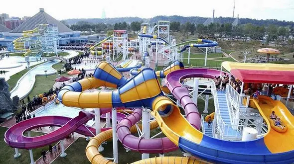 سقوط مرگبار دختر نوجوان از سرسره پارک آبی 