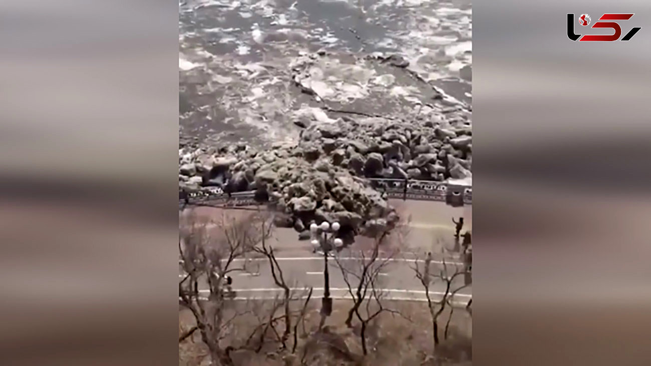 سیل تیکه های بزرگ یخ خیابان را مسدود کرد ! / حصارها تخریب شدند+ فیلم