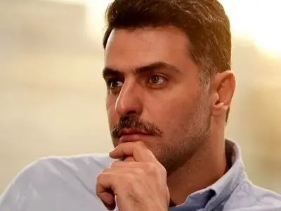 عاشقانه ای بی همتا از علی ضیا که اشکت رو در میاره، تشویق پشت صحنه برازنده این شعرخوانی بود/ می، می بیاور هی بیاور کِی سرم داغی!
ساقی عطش دارم رها کن مشتری‌ها را+ ویدئو